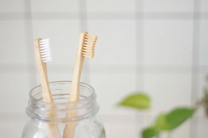 Cepillos de dientes para cepillarse como prevención para evitar muela picada