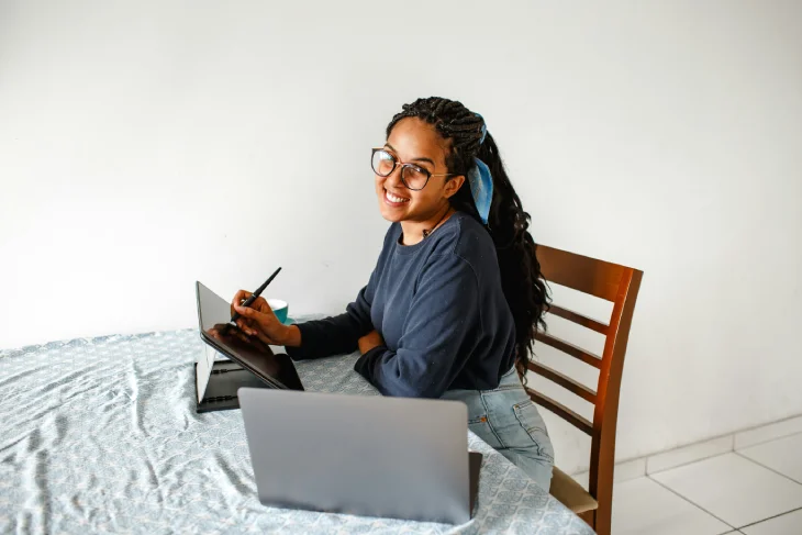 Empaste dental: mujer sonriente trabajando con portátil, imagen ilustrativa sobre tratamiento de empaste